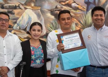 Eduardo Zapata González emotivamente agradeció a su familia y en especial a su madre por el acompañamiento a lo largo de su proyecto de vida.