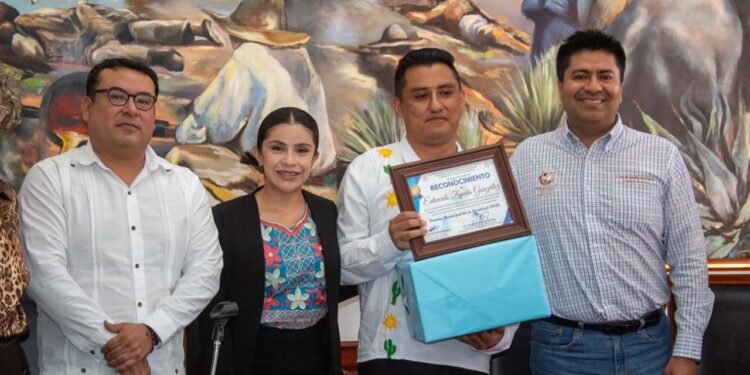 Eduardo Zapata González emotivamente agradeció a su familia y en especial a su madre por el acompañamiento a lo largo de su proyecto de vida.