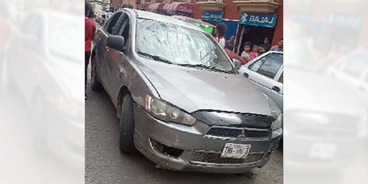 El automóvil Mitsubishi, tipo Lancer, fue robado a finales de julio.