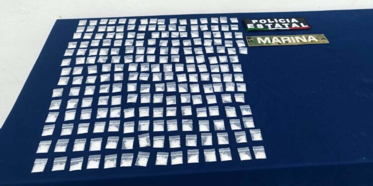 El detenido y la droga confiscada fueron puestos a disposición de la FGR con sede en Matías Romero.