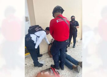 El hombre de aproximadamente 35 años de edad se encontraba bajo el influjo de alguna sustancia tóxica aún sin identificar.