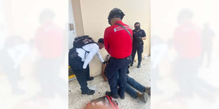 El hombre de aproximadamente 35 años de edad se encontraba bajo el influjo de alguna sustancia tóxica aún sin identificar.