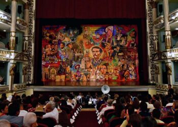 El telón “Ñúú Núndúva”, obra del maestro mixteco José Luis García, fue develado en el Teatro Macedonio Alcalá.