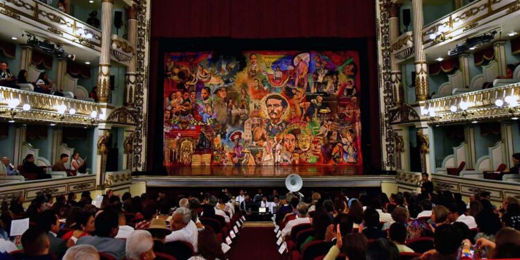 El telón “Ñúú Núndúva”, obra del maestro mixteco José Luis García, fue develado en el Teatro Macedonio Alcalá.