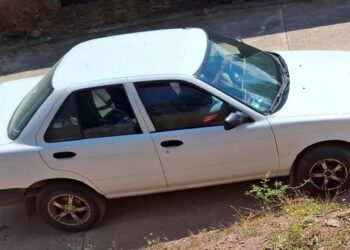 El vehículo robado es un auto marca Nissan, tipo Tsuru, modelo 2013.