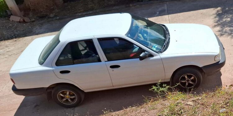 El vehículo robado es un auto marca Nissan, tipo Tsuru, modelo 2013.