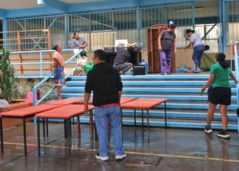 Foto: Adrián Gaytán // Este domingo, padres y madres de familia se apresuraban a terminar la limpieza de las escuelas.