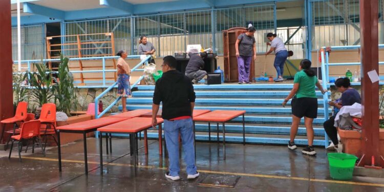 Foto: Adrián Gaytán // Este domingo, padres y madres de familia se apresuraban a terminar la limpieza de las escuelas.