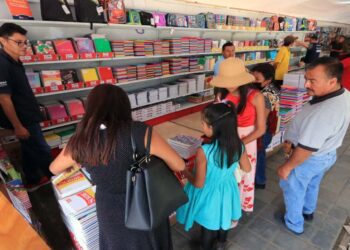 Foto: Adrián Gaytán // Madres y padres de familia afrontan elevados gastos para el inicio del nuevo ciclo escolar
