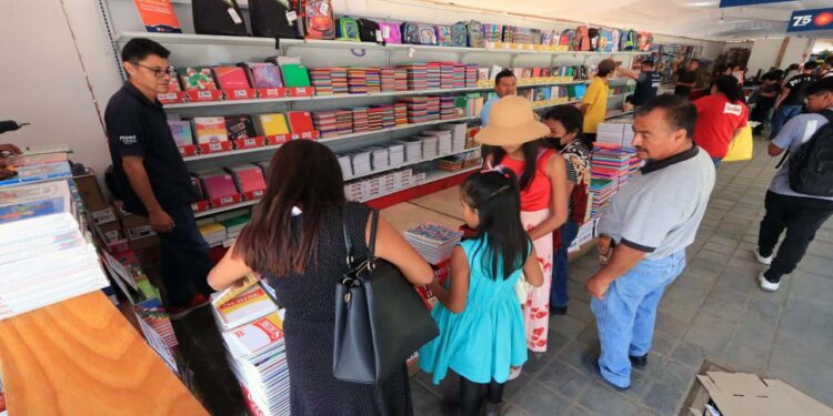 Foto: Adrián Gaytán // Madres y padres de familia afrontan elevados gastos para el inicio del nuevo ciclo escolar