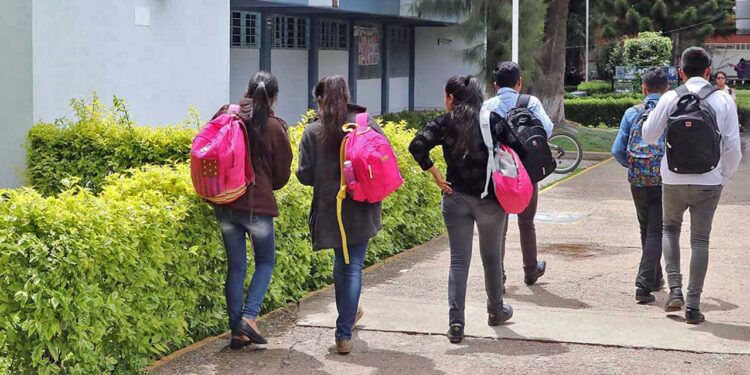 El gobierno de Oaxaca confirmó este martes que elimina las cuotas de inscripción y reinscripción para estudiantes de nivel medio superior y superior.