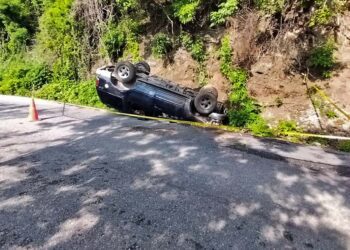 La camioneta quedó con las llantas para arriba, y la adulta mayor falleció en el lugar.