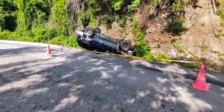 La camioneta quedó con las llantas para arriba, y la adulta mayor falleció en el lugar.