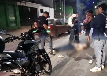 La mujer quedó tendida a la mitad de la carretera.