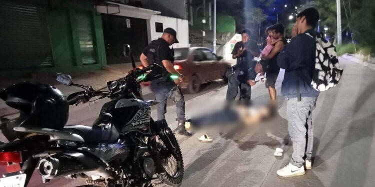 La mujer quedó tendida a la mitad de la carretera.