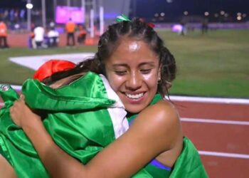 Mariel Salazar se colgó la medalla de plata en los 10,000 metros.