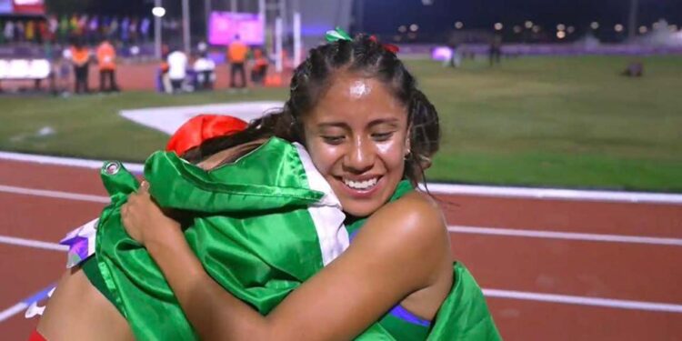 Mariel Salazar se colgó la medalla de plata en los 10,000 metros.
