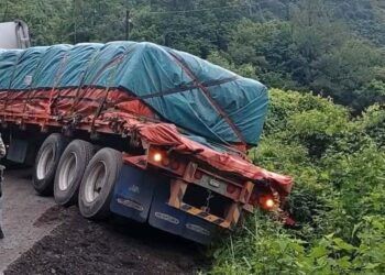 Las llantas traseras quedaron fuera de la vía.