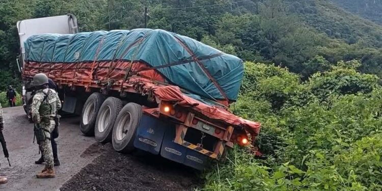 Las llantas traseras quedaron fuera de la vía.