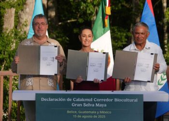 Foto: Presidencia de la República // Los mandatarios de Guatemala, Bernardo Arévalo de León; de México, Claudia Sheinbaum Pardo, y el primer ministro de Belice, Johnny Briceño, firman acuerdo de cooperación para el desarrollo, en Petén, Guatemala.