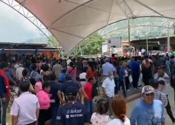 La asamblea se rompió entre gritos, empujones y reclamos.