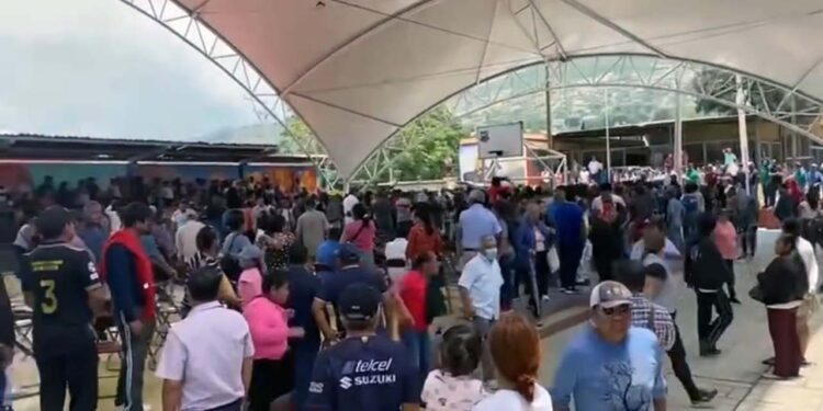 La asamblea se rompió entre gritos, empujones y reclamos.