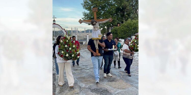 La familia Cruz García organizó la misa de acción de gracias al Señor de Chalma.