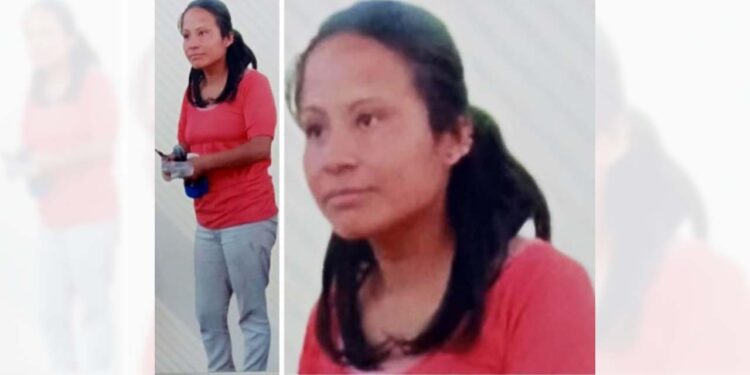 La mujer tiene como señas particulares un lunar a la altura de la nariz del lado izquierdo.