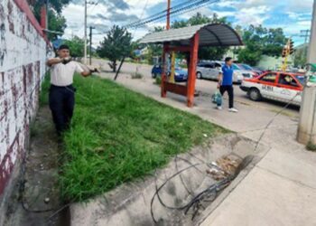 Los cables de electricidad cayeron sobre la banqueta del Bulevar Tierra del Sol en Huajuapan.