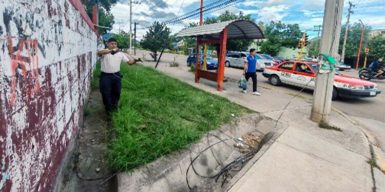 Los cables de electricidad cayeron sobre la banqueta del Bulevar Tierra del Sol en Huajuapan.