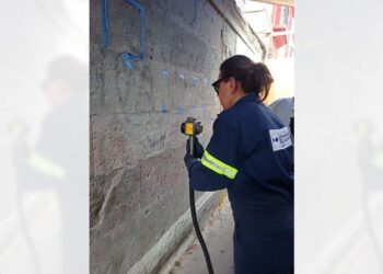 Fotos: INAH // Los restauradores trabajan en una limpieza mixta con solventes, debido a la gran cantidad de capas de pintura en la barda.