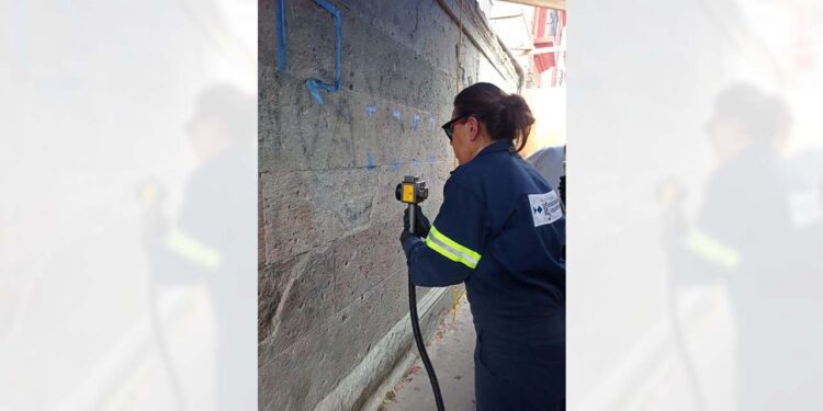 Fotos: INAH // Los restauradores trabajan en una limpieza mixta con solventes, debido a la gran cantidad de capas de pintura en la barda.