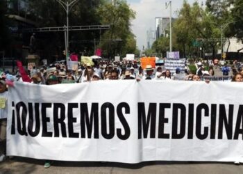 “¡Queremos vivir!” Pacientes con cáncer protestan por desabasto de medicamentos en hospitales públicos de México
