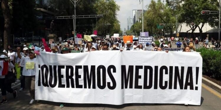 “¡Queremos vivir!” Pacientes con cáncer protestan por desabasto de medicamentos en hospitales públicos de México