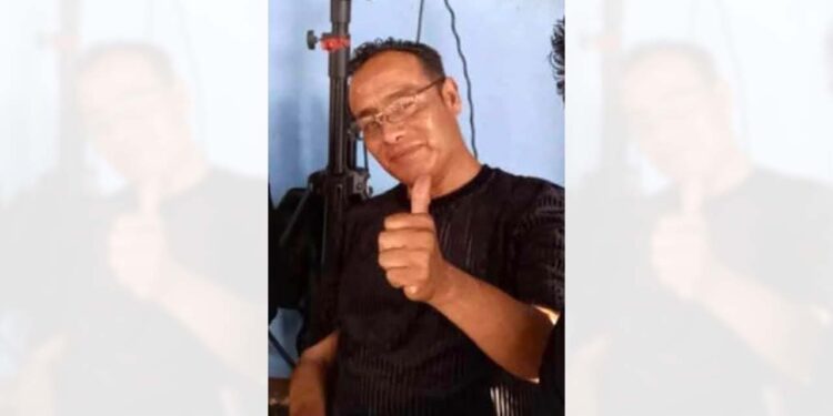 Músico y mototaxista César R. M., quien fuera baterista del grupo Son Mestizo.