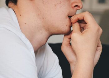 ¿Por qué morderse las uñas no es solo un mal hábito?