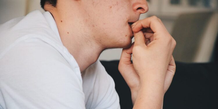 ¿Por qué morderse las uñas no es solo un mal hábito?
