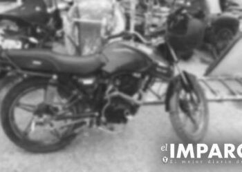 Buscan camioneta y motocicleta robadas