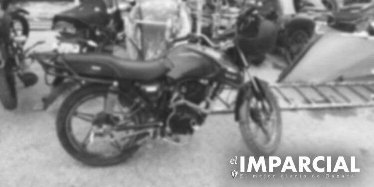 Buscan camioneta y motocicleta robadas