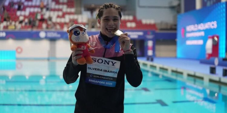 Osmar Olvera vuela alto: oro histórico en trampolín de 3 m en Singapur 2025