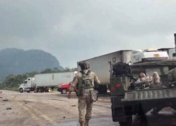 Militares y camión volcados en vía Coita-Las Choapas.
