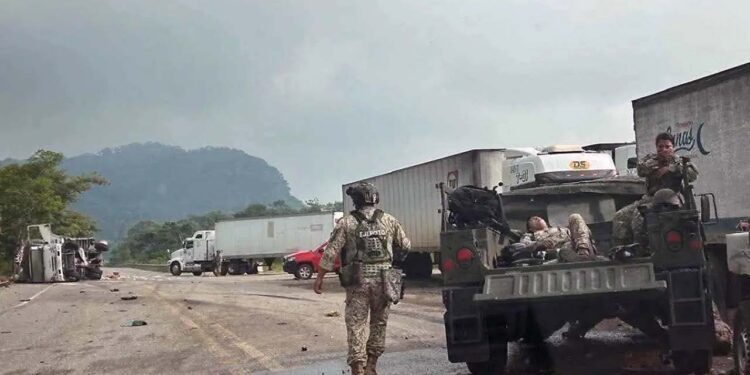 Militares y camión volcados en vía Coita-Las Choapas.