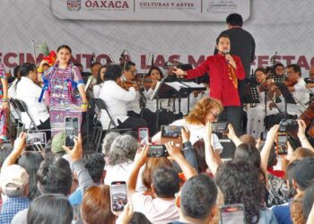 Se interpretaron canciones tradicionales y románticas que conmovieron al público, culminando con el icónico “Dios nunca muere”.