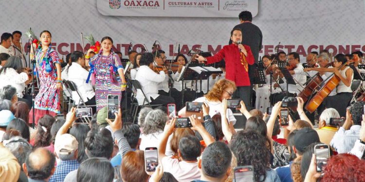 Se interpretaron canciones tradicionales y románticas que conmovieron al público, culminando con el icónico “Dios nunca muere”.