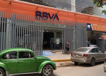 Se trasladó hasta una sucursal de BBVA, donde pidió ayuda a elementos de la Policía Estatal