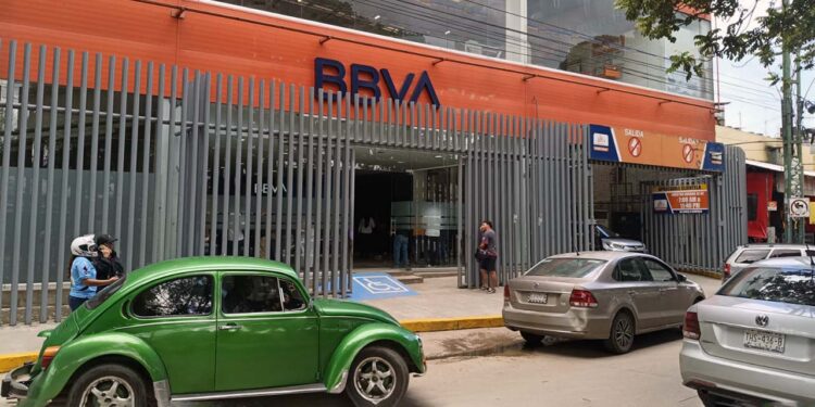 Se trasladó hasta una sucursal de BBVA, donde pidió ayuda a elementos de la Policía Estatal