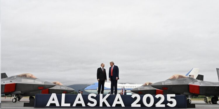 Tierra por paz, amaga Trump a Ucrania tras encuentro con Putin