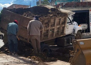 Un camión de volteo cayó en una obra de reparación de drenaje.