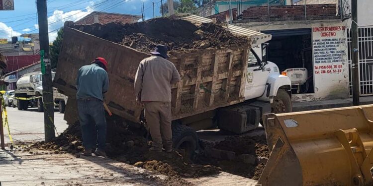 Un camión de volteo cayó en una obra de reparación de drenaje.