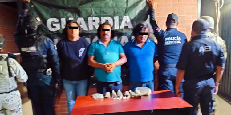Un operativo terminó con la detención de tres hombres y el aseguramiento de drogas.